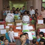 Gia đình Ông Phạm Khắc Sơn  – Cty CGV Tây Sơn – Hà Nội tặng quà trị giá 40 triệu đồng cho các cháu ở Trung tâm Công tác Xã hội.